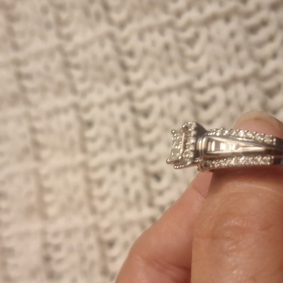 BEAUTIFUL 10K WHITE GOLD SQUARE DIAMOND CLUSTER ENGAGEMENT RING - Picture 14 of 15
